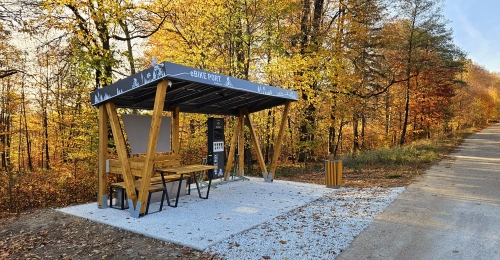 Solárny cykloprístrešok s nabíjacou stanicou pre elektrobicykle